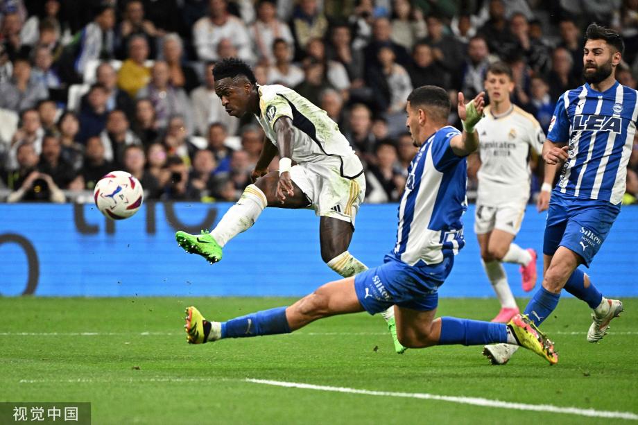 的喝彩声中 的喝彩声中